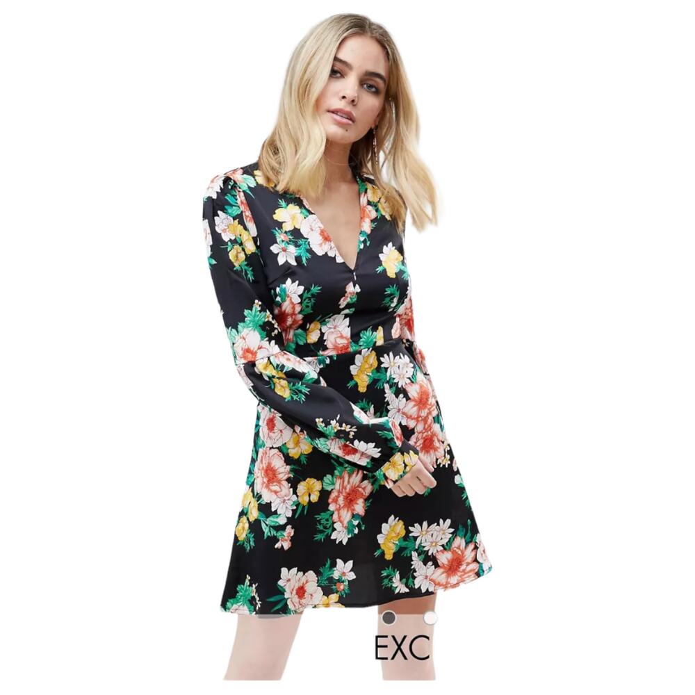 NWOT PrettyLittleThing Floral Fit Flare Dress in Black Puff Sleeve Back Zip Sz 2